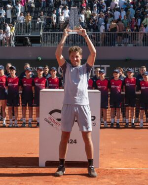 Casper Ruud Instagram - Thanks, Genève, it’s always such a pleasure. I’m very happy with my week and grateful for my team and the support we’ve received this week🙏🏻
Now off to Paris 🇫🇷
📸: @gonetgenevaopen