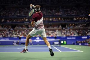 Casper Ruud Instagram - What a crazy couple of weeks in New York😆 Thank you to everyone who came out and supported. I enjoyed every single minute of my stay. Congratulations to @carlitosalcarazz with two milestones in one day💪🏻 Always fun to share the court with you. Until next time New York!
📸1: @gwephoto / @usopen
📸2: @dcarrollphoto / @usopen
📸3&4: @usopen 
📸5: @gwephoto / @usopen
