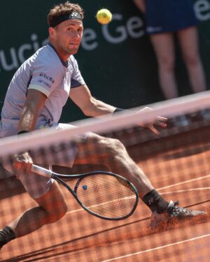 Casper Ruud Instagram - Thanks, Genève, it’s always such a pleasure. I’m very happy with my week and grateful for my team and the support we’ve received this week🙏🏻
Now off to Paris 🇫🇷
📸: @gonetgenevaopen