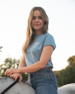 Cassi Thomson Instagram - Ride or Die 💙 for @elcee.equestrian 

scroll to peep a naughty boy chomp. 🤭🍑
