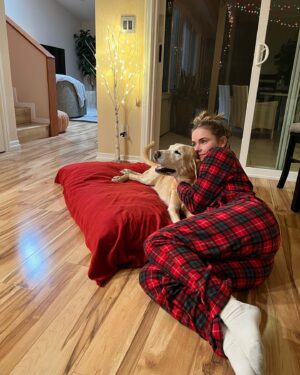 Cassi Thomson Instagram - Merry Christmas from me and my squishy. ♥️🎄