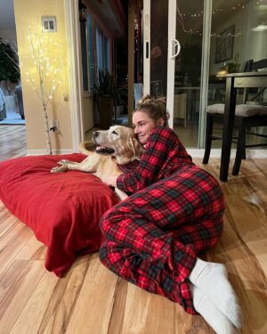 Cassi Thomson Instagram - Merry Christmas from me and my squishy. ♥️🎄