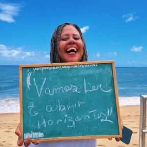 Cássia Valle Instagram - Participar de ações que envolvam literatura é mais que presente é a afirmação do caminho certo sábado foi um desses dias a inauguração do cantinho da leitura da Casa da Dona Alzira foi um deleite num simples piscar de olhos e lá estavam as coisas a ler , ouvir e a sonhar e a praça João Amaral se transformou num espaço de brincar . Gratidão pelo convite @laraholiveiracriativa @ecoamulheres pelo lindo convite que me deuasas para cada vez mais criar .Caminhos de março..
#literaturapretafeminina 
#lerfazbem 
#literaturainfantilnegra