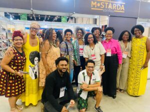 Cássia Valle Instagram - Pré Lançamento de Contos de Erê do @coletivoligadodende no estande da @editoramostarda na @bienaldolivrobahia !❤️🧡💛🤍