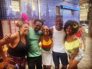 Cássia Valle Instagram - Que delícia poder encontrar o Bando de Teatro Olodum na ladeira da preguiça ❤️@cassiavallereal @rivaldoriorio @lenosacramento