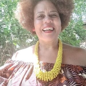 Cássia Valle Instagram - Fevereiro indo e nosso corpo pedindo pequenas gotinhas do espírito carnavalesco quando os dias de tempestade chegar .Carnavalizar com responsabilidade e ser anarquia o nosso dia dia são os meus desejos a todos  vocês.
#carnaval na alma
#autocuidadoconsciente 
#autocuidadofemenino