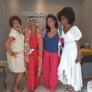 Cássia Valle Instagram - Eis que uma tarde não é só uma tarde . encontro de mulheres pretas artistas num.piscsr de olhos vira uma tarde de movimento político de  ocupação de espaços ,boas risadas e reflexão.Bons encontros de verão . Sigamos irmãs somos corpos . movimento e abertas as grandes revoluções. Nossos Passos Vem de longe.
#pretasgostosas 
#pretasnotopo 
#pretasempoderadas