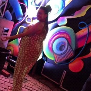 Cássia Valle Instagram - Ontem.,eu @lenosacramento ,@celldantasjuceilton @elivan.nasci o quarteto fantástico e cheios de cumplicidade fechamos os nossos trabalhos no festival capitaneado pela @fgmoficial . Ter estado perto de tantas potências da periferia e ter a horna de contribuir para esse protagonismo que lhes é de direito faz cada vez mais eu ter certeza do meu caminho cm a arte que liberta ,transforma e cura !
# potênciadas periferias
#artepretaemmovimento 
#artenegraemmovimento