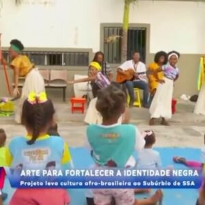 Cássia Valle Instagram - Nosso circuito continua reverberando, foram incríveis as nossas andanças pelo Subúrbio Ferroviário de Salvador!! 👣📚
Literatura preta, música, teatro e muito afeto para as crianças!! 💛✨

Agradecemos a @aratunoticias pela matéria linda e a @gisantana.assessoria pela parceria de sempre. 🤝🏾

O circuito Letras Pretinhas passou por aqui:
📍Biblioteca Comunitária Paulo Freire (@bcpf_escada)
📍Escola Comunitária Santo Antônio (@liberdade_105)
📍Acervo da Laje (@acervodalaje)
📍Creche e Escola Mãe Nildete (@crechemaenildete)

Ainda não acabou, viu?! Aguardem a novidade!! 🤫

O projeto Circuito Letras Pretinhas: A imersão literária preta infantojuvenil, foi contemplado pelo edital Territórios Criativos, com recursos financeiros da Fundação Gregório de Mattos, Secretaria Municipal de Cultura e Turismo, Prefeitura de Salvador e da Lei Paulo Gustavo, Ministério da Cultura, Governo Federal.

FGM (@fgmoficial), Secretaria Municipal de Cultura e Turismo (@secultsalvador), Prefeitura de Salvador (@prefsalvador) e Ministério da Cultura (@minc)

#fgm #secultsalvador #prefsalvador #Salvador #arte #cultura #linguagensartisticas #patrimoniocultural #patrimôniocultural #MinC #ministeriodacultura #governofederal