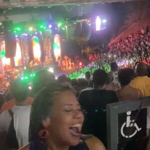 Cássia Valle Instagram - Eeeitha sábado daqueles na última gira do @emicida Show amarelo  quanta vibração e energia de representatividade pulsante NO meu 💓 a certeza que arte é transformação e poder Valeu @ribeirokely
Aluna ,atriz e amiga ainda bem que bjos temos nós