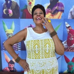 Cássia Valle Instagram - Primeira sexta do ano e eu aproveitando ter nascido na cidade que o mundo vem passar férias. tenho distribuído sorrisos nessa primeira  semana de 2024 fortalecendo o ori e também os desejos de feliz ano novo para todos que circulam nas minhas redes .Todos os caminhos hoje me levam ao @terreirodogantois pedir bença a babá . Axé!
