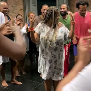 Cássia Valle Instagram - Momentos da oficina de memória e identidade no núcleo centro  realizado no MUNCAB. Projeto 25 25don@bandodeteatrooludum.é sempre uma alegria participar das narrativas que as nossas memórias constroem eu e @merry.batista temos a honra de dividir esses momentos de partilha.bEssa oficina foi idealizada por mim e @lupalmeira2014 há 20 anos atrás percorremos o Brasil com ela e desde dos 20 do bando ela entra no pilar da construção metodológica do Bando de Teatro Oludum
#artepreta