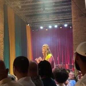 Cássia Valle Instagram - Até semana passada estávamos eu e o @bandodeteatroolodum no centro cultural da barroquinha dando vida a personagens que nós são muito queridos encenando o espetáculo divisor de águas do nosso grupo Cabaré da Rrrrraca espetáculo . Gratidão ao público do bando que compareceu em peso para ver rever e refletir com a gente.s8bre os caminhos tortuosos do racismo no Brasil.#teatronegro 
#performancenegra
#artepreta