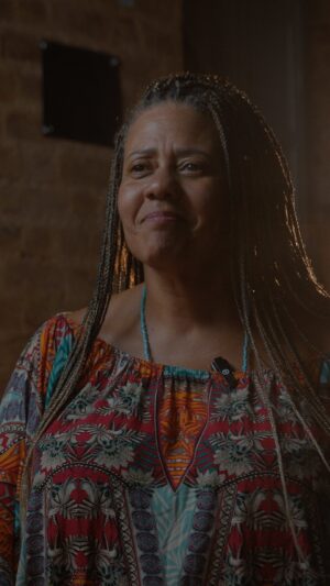 Cássia Valle Instagram - Trazemos mais um personagem do Cabaré da Rrrrraça para você conhecer! 

Cássia Valle conta um pouco da história da personagem Marilda Refly. Marilda, que sempre trabalhou com estética, aborda a importância de ser uma mulher negra e agora empresária de uma rede de salões que emprega e empodera outras pessoas negras.

Acompanhe com a gente! 

Não esqueça: a nova temporada do espetáculo Cabaré da Rrrrraça começa dia 17/05, no Espaço Cultural da Barroquinha. Os ingressos serão vendidos no Sympla a partir do dia 06/05.

Este projeto conta com o patrocínio da Wilson Sons, via Programa de Isenção Fiscal Viva Cultura, da Prefeitura de Salvador, Secretaria Municipal da Fazenda – SEFAZ, Secretaria Municipal de Cultura e Turismo – SECULT e Fundação Gregório de Mattos – FGM.

O Projeto Cabaré 25 25 faz alusão aos 25 anos de estreia do espetáculo Cabaré da Rrrrraça. O espetáculo foi criado por Márcio Meirelles e Bando de Teatro Olodum em 1997. Para essa nova remontagem o espetáculo terá a direção teatral de Cássia Valle, Leno Sacramento e Valdinéia Soriano e supervisão artística de Márcio Meirelles.

🎥: @blackrec.av 

#pracegover #pratodosverem 
Vídeo mostra uma mulher, negra, com cabelo trançado, vestindo uma blusa estampada, usando um colar de conta azul claro.