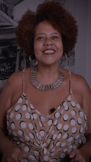 Cássia Valle Instagram - “Ser uma atriz mulher do Bando de Teatro Olodum, é militância, resistência, formação, auto respeito, auto cuidado, amor.” ✊🏾

O Bando de Teatro do Olodum, criado há mais de 30 anos, faz parte da história do teatro baiano e busca sempre integrar e reafirmar a negritude nos palcos onde atuam. As mulheres sempre tiveram espaço para participar e serem livres para expor sua arte, sua fala e suas lutas em serem artistas negras. Nesse tempo, o Bando já revelou grandes nomes como, Edvana Carvalho, Virginia Rodrigues, entre outras artistas que brilham no teatro, no cinema e na televisão brasileira. 

Nesse dia tão importante e tão representativo, que é o Dia Internacional da Mulher, convidamos vocês a ver e ouvir a mensagem da nossa atriz Cássia Valle.👏🏾

Este projeto conta com o patrocínio da Wilson Sons, via Programa de Isenção Fiscal Viva Cultura, da Prefeitura de Salvador, Secretaria Municipal da Fazenda – SEFAZ, Secretaria Municipal de Cultura e Turismo – SECULT e Fundação Gregório de Mattos – FGM.

🎥: @blackrec.av 

#pracegover #pratodosverem
No vídeo acompanhamos o depoimento da atriz Cássia Valle, mulher negra, com cabelo crespo, olhos castanhos escuros, usando um batom vermelho escuro, vestindo uma blusa de alça, bege, com detalhes de bolas brancas, usando argolas e colar prateados.