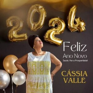 Cássia Valle Instagram - É com minha alegria que entro o ano 2024 carregada  da afetos familiares , encontros do rio com o mar , cabeça relaxada e no peito a certeza que teremos boas caminhadas . aguardem as notícias que tenho a alegria de compartilhar sempre com vocês a vocês seguidores um 2024 cheio de bonss caminhos
#pretasendopreta 
#feliz 2024
#