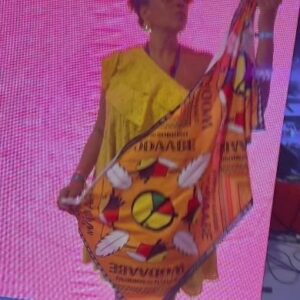 Cássia Valle Instagram - Ontem a pegada foi tur carnavalesco @olodum_oficial  meu al bloco do coração gratidão @liciafabiolf e toda equipe show @carlinhosbrown o camarote tá um luxo!
#carnavalde salvador 
#negrosestilosos 
#negros
