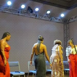 Cássia Valle Instagram - Falar sobre arte para mim que sou movida a ele é presente.assim foi o seminário" Entre Elas" promovido pelo @caixaculturalsalvador a troca foi entre eu e as maravilhosas@anniarizia_art @jessvieira___ @aiaceoficial  foi um deleite dos deuses com um público lindo e super participativos caminhos de março...