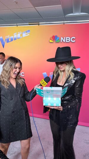 Cassie DiLaura Instagram - Imma need more cupcakes to keep up with all the celebrations for @laineywilson 🧁 In a span of 6 days, girl took home ACM Entertainer of the Year, celebrated a birthday and got invited to become a member of the @opry by @reba! (Lainey, not me 🤪) OH and her new Nashville bar @bellbottomsupbar opens at the end of this month. Hang tight honey the @laineywilson train is full speed ahead 🚊

More from our interview with Lainey tonight on @entertainmenttonight 📺

#laineywilson #hangtighthoney #thevoice #acms #acmawards #entertaineroftheyear #country #countrymusic #nashville #entertainmenttonight #interview #redcarpet