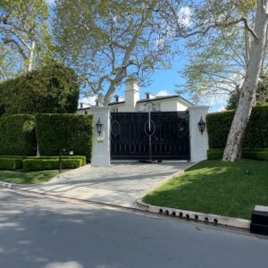 Cassie DiLaura Instagram - tune into @entertainmenttonight this evening for the latest from diddy’s beverly hills home after federal agents raided it yesterday 🗞

#entertainmentnews #entertainmenttonight #news #diddy #beverlyhills #holmbyhills