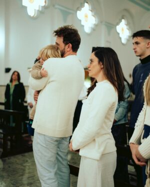Cássio Reis Instagram - No batismo, a criança inicia sua jornada de fé, tornando-se um filho de Deus, um discípulo de Cristo, recebendo o Espírito Santo, fortalecendo a vida e a purificação espiritual.

Amém.

📸 @felipelbc