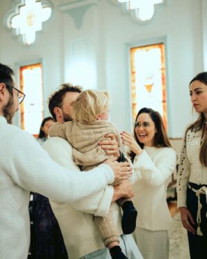 Cássio Reis Instagram - No batismo, a criança inicia sua jornada de fé, tornando-se um filho de Deus, um discípulo de Cristo, recebendo o Espírito Santo, fortalecendo a vida e a purificação espiritual.

Amém.

📸 @felipelbc