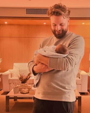 Cássio Reis Instagram - Viva você amorzão! 
E a gente vive você intensamente em cada momento, todos os dias, em toda nova descoberta.
Te amamos enlouquecidamente 🥰

2 anos de Romeo 🩵 amém!
