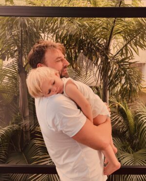 Cássio Reis Instagram - Viva você amorzão! 
E a gente vive você intensamente em cada momento, todos os dias, em toda nova descoberta.
Te amamos enlouquecidamente 🥰

2 anos de Romeo 🩵 amém!