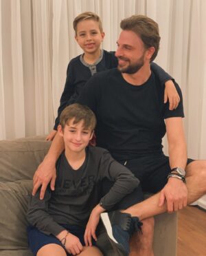 Cássio Reis Instagram - Um amor de menino. Te amo tanto Gael!! 

Feliz aniversário! Deus te proteja e abençoe.🩵

Meu amado afilhado! 🎁