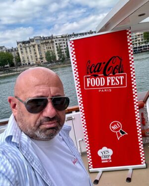 Cătălin Scărlătescu Instagram - Zilele trecute am dat o fugă la Paris, unde a avut loc Coca-Cola Food Fest, un eveniment superb care a adus la un loc chefi și influenceri de pe 5 continente. Mi-a plăcut!😛
#CocaCola #RealMagic
#FoodFestParis @cocacolaromania