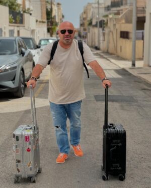 Cătălin Scărlătescu Instagram - Înainte să plecăm din Polignano a Mare am făcut o scurtă oprire la o pinserie pe care a ochit-o Cătălin cu o seară înainte. Cred ca a visat-o toată noaptea, pentru ca de cum am ieșit din hotel, s-a dus ținta la ea. 

Cred ca va dați seama după expresia de pe fața lui ca a fost ce trebuie 😂 
Așadar, adăugăm la recomandările noastre și focacceria Frumè. O găsiți în centrul vechi. 👀

➡️ Next stop : MONOPOLI