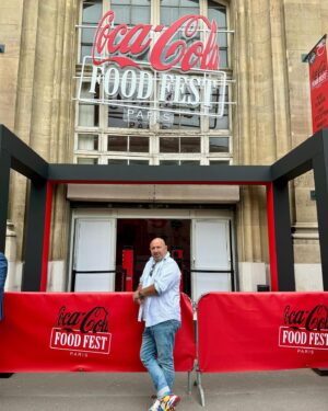 Cătălin Scărlătescu Instagram - Zilele trecute am dat o fugă la Paris, unde a avut loc Coca-Cola Food Fest, un eveniment superb care a adus la un loc chefi și influenceri de pe 5 continente. Mi-a plăcut!😛
#CocaCola #RealMagic
#FoodFestParis @cocacolaromania