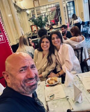 Cătălin Scărlătescu Instagram - Zilele trecute am dat o fugă la Paris, unde a avut loc Coca-Cola Food Fest, un eveniment superb care a adus la un loc chefi și influenceri de pe 5 continente. Mi-a plăcut!😛
#CocaCola #RealMagic
#FoodFestParis @cocacolaromania