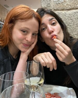 Catalina Sopelana Instagram - Con bastante resaca emocional después de estas semanas rodando en Pontevedra con un equipo tan increíble. En estas fotos salen algunos pero faltan muchísimos ♥️
Muuuuy contenta y un poquito triste pero es normal claro. No puedo estar más agradecida 💘💘💘💘💘