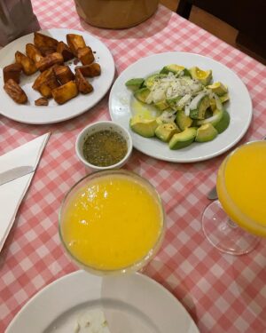 Catalina Sopelana Instagram - El mix de moods y de cosas de estos días que por algún motivo quiero que se estén por aquí: 
Tomándome una cunca en Ponte muy divertida y contenta, una captura que hice un día que me sentía  bastante así, cena deliciosa con amigos, una foto que me recordó Google de cuando era muy pequeña y tenía que grabarme para un video presentación de un corto que jamas salió, Kristen Dunst llenando mi salón, en el dot cafe aparentemente muy cansada( yo no me recuerdo así), Miranda siempre Miranda, una foto que me enviaron de cuando presentamos “La Estrella Azul” en Donosti y un gato en el tren de vuelta de Pontevedra que no estaba sufriendo lo prometo solo creo que le pille en mal momento.