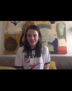 Catalina Sopelana Instagram - El mix de moods y de cosas de estos días que por algún motivo quiero que se estén por aquí: 
Tomándome una cunca en Ponte muy divertida y contenta, una captura que hice un día que me sentía  bastante así, cena deliciosa con amigos, una foto que me recordó Google de cuando era muy pequeña y tenía que grabarme para un video presentación de un corto que jamas salió, Kristen Dunst llenando mi salón, en el dot cafe aparentemente muy cansada( yo no me recuerdo así), Miranda siempre Miranda, una foto que me enviaron de cuando presentamos “La Estrella Azul” en Donosti y un gato en el tren de vuelta de Pontevedra que no estaba sufriendo lo prometo solo creo que le pille en mal momento.