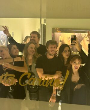 Catalina Sopelana Instagram - El otro día Oli estrenó serie, ella está increíble como siempre, la serie es una pasada y nos lo pasamos increíble 💕💕💕💕

Gracias gracias gracias:
@pao_makeup 
@chanel.beauty 
@pilucavalverde 
@noelevatorselfies 
@dsquared2 
@lodishoes