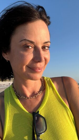 Catherine Bell Instagram - Weekend live time 🏝️