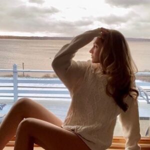 Catherine Corcoran Instagram - Here’s some content. I never know what to caption it. Is anyone wearing pants anymore?