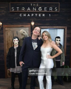 Catherine Corcoran Instagram - @thestrangersfilm premiere with some of my favorite not-so-strangers! In theaters May 17th with two more installments on the way from @lionsgatehorror @lionsgate- thanks for bringing me along for the ride! 🔪🪓🪵