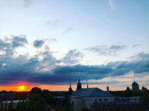 Catherine Proulx-Lemay Instagram - Fin de ma première semaine sur @district31
Sur la terrasse de mon amie @marieaniklallier #coucherdesoleil #vendredi @rosemont_lapetitepatrie_arr #mtlmoments