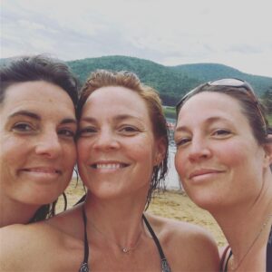 Catherine Proulx-Lemay Instagram - Trois sœurs ,pas de Tchékov #plage #été #vacances #familles