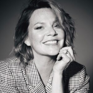 Catherine Proulx-Lemay Instagram - Ma nouvelle photo de casting!  Derrière la caméra ,la magnifique
@genevievecharbonneau Et pour me faire une belle face,la toute aussi magnifique @mainamilitza