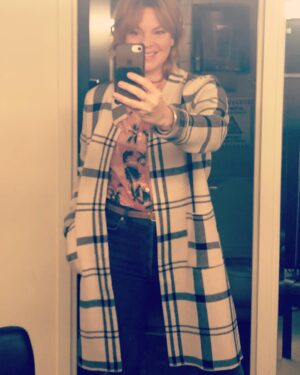 Catherine Proulx-Lemay Instagram - L’hiver est (presque) arrivé et j’adore les looks confos cooconing.
Coup de cœur pour cette veste dénichée à la merveilleuse boutique @boutiquevpfringue 
#silenceonjoue