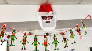 Catherine Proulx-Lemay Instagram - Bricolage de notre super maquilleuse M-P  @_district_31 @district.31 @radiocanada #leslutinsduperenoel