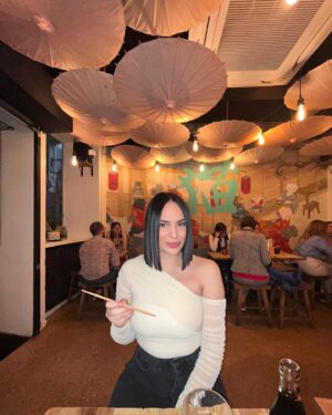 Catherine Williams Instagram - L'un des plus grands privilèges que j'ai eu en participant à une émission télévisée, c'est de découvrir des restaurants surprenants les uns après les autres. Grâce à Dieu, grâce à vous, j'ai la chance de tester de nouvelles adresses chaque semaine avec @richy_wls pour pouvoir les partager avec vous et nourrir ma passion.

Mon rêve, je pense, serait de devenir une influenceuse dans le domaine culinaire. Bien sûr, j'ai encore du chemin à parcourir, mais grâce aux voyages culinaires que je réalise, je m'améliorerai au fil du temps pour sélectionner les meilleures adresses et créer des montages intéressants.

#RestaurantsSurprenants #PassionCulinaire #InfluenceFood #VoyagesCulinaires #DécouvertesGourmandes #NouvellesAdresses #MontageCréatif #Gastronomie #Foodie #PartageCulinaire #RestaurantFavori