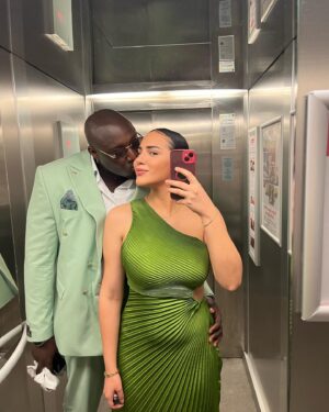 Catherine Williams Instagram - My number one 💓🫶🏼
Je vous jure qu’est ce que je l’aime cet homme, il embellit ma vie d’une manière, c’est incroyable. 
Plus le temps passe, et plus être avec lui est une bénédiction.