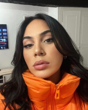 Catherine Williams Instagram - Orange is the new black
Ps: j’ai pris rdv mercredi pour refaire mon carré, mais je crois que je vais annuler 🤣