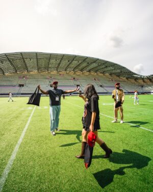Catherine Williams Instagram - Une journée dingue hier ! 🩷
@official_bonk_inu nous a fait vivre une expérience VIP hors du commun ! On a pu regarder le match de @parismusketeers et c’était incroyable ! 🏈