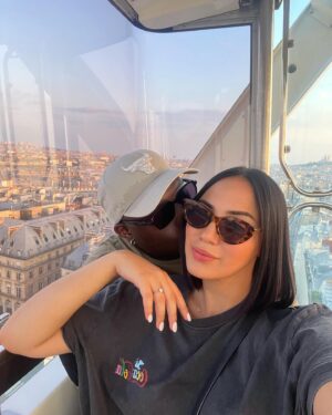 Catherine Williams Instagram - Et si on se lançait sur YouTube? 
C’est l’idée que l’on a en ce moment et on ne fait que de remettre au lendemain ce que l’on devrait faire maintenant. Vous pensez que c’est une bonne idée ! J’avoue j’adorerais partager cette expérience avec Richy 💓✨ 

Ça je crois que c’était une semaine après la demande en mariage, ça ce voit votre go elle est contente de faire des pauses avec sa bague 🤣

#couple